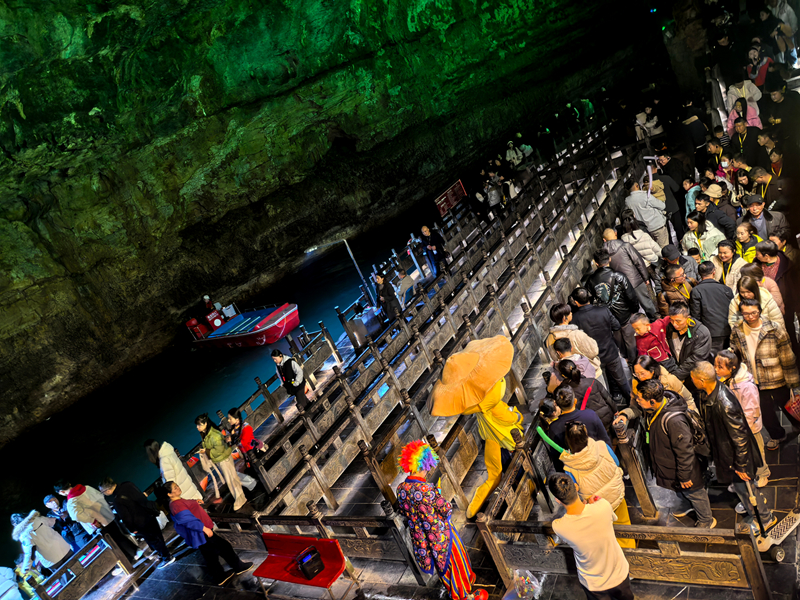 黃龍洞景區(qū)有序應(yīng)對(duì)客流高峰，近萬中外游客共享“潮玩中國年”