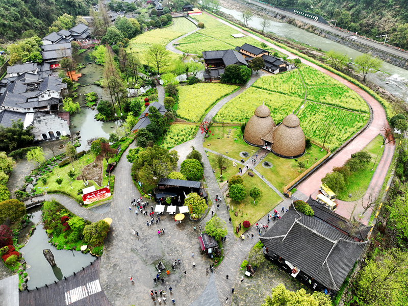 春日黃龍洞，春光醉游人