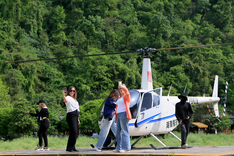 入境游火爆、低空游走俏：俄羅斯游客組團(tuán)“打飛的”攬勝春日張家界